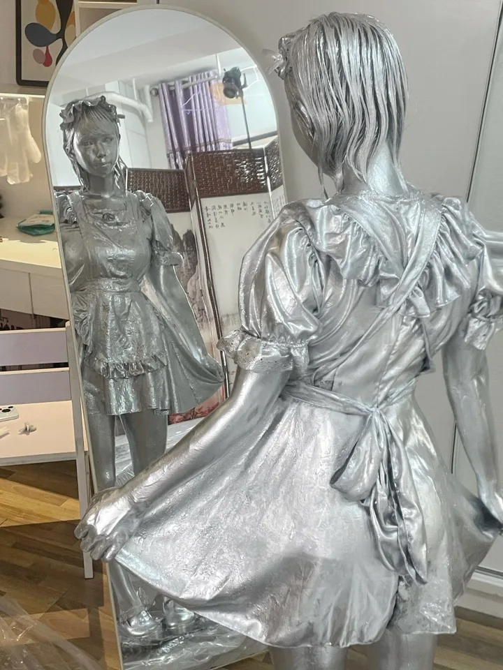 双马尾女孩执意要在老式理发店剃光头角色立绘