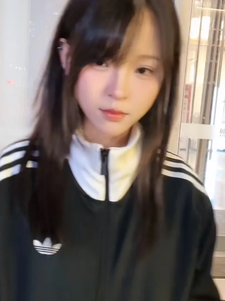 捡到擦边博主校园卡后约她出来的大学新生学妹角色立绘